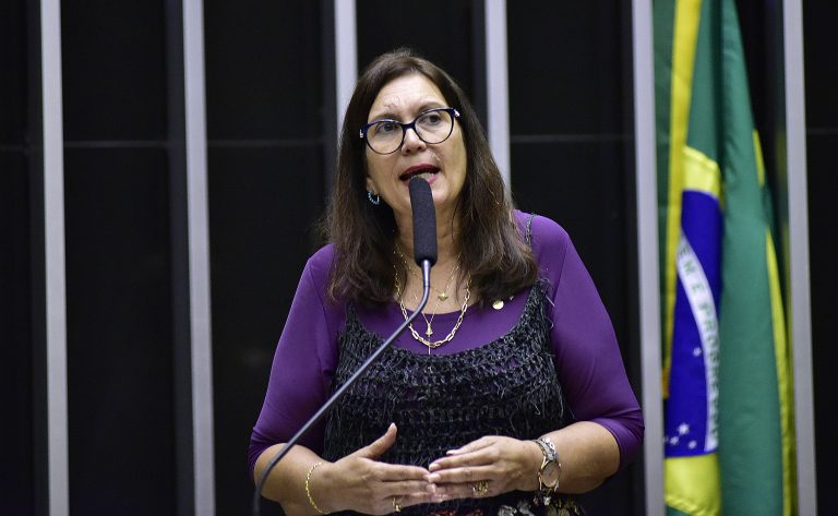 Câmara aprova PEC que mantém cidadania brasileira de quem obtém outra nacionalidade